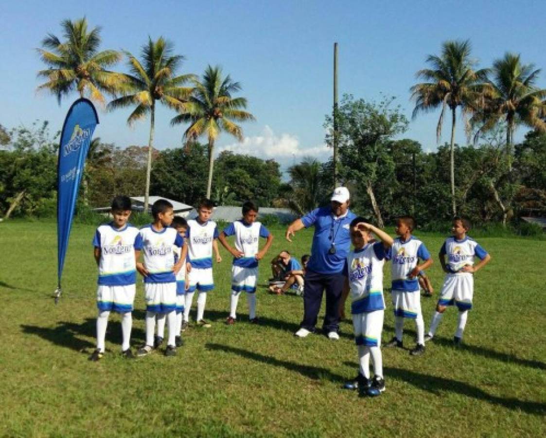 Equipo de niños olvidó los sacos para vestir uniformes de verdad