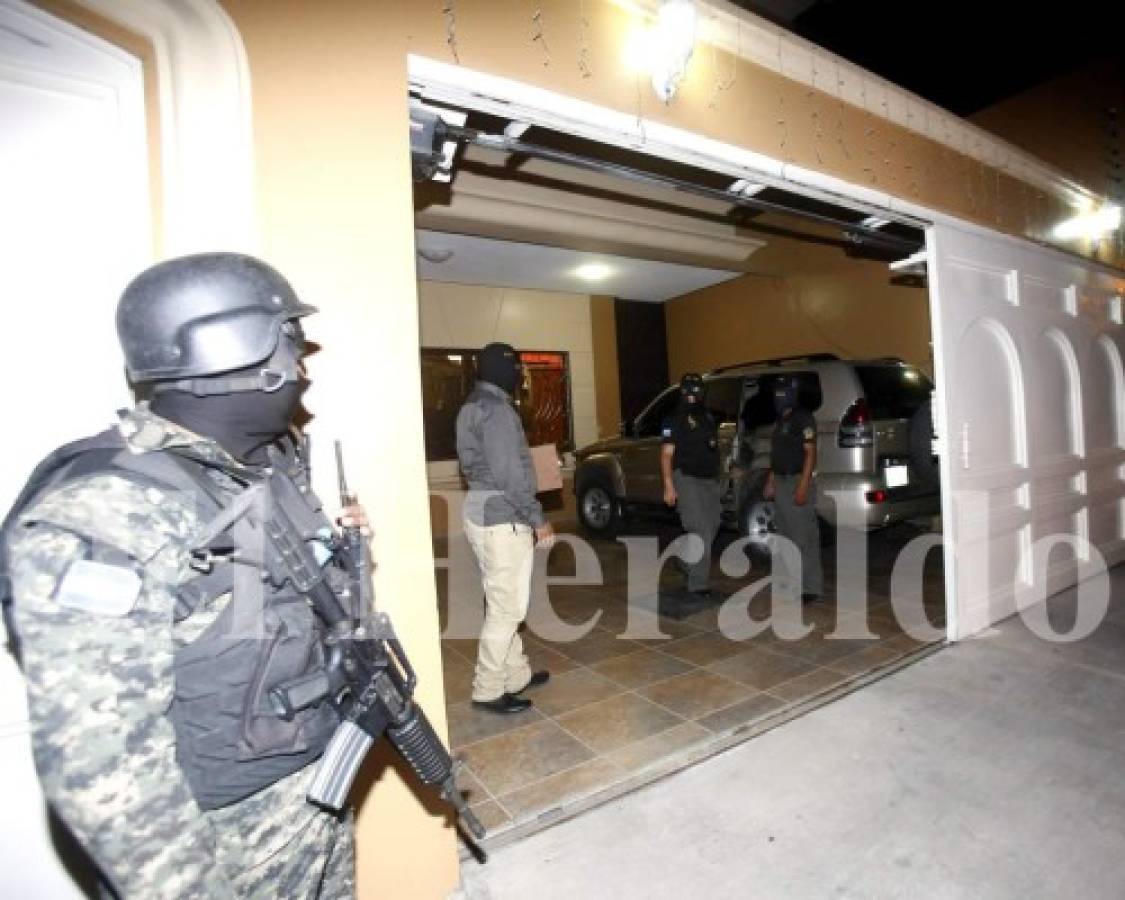 Varios vehículos de lujo fueron decomisados durante el operativo.