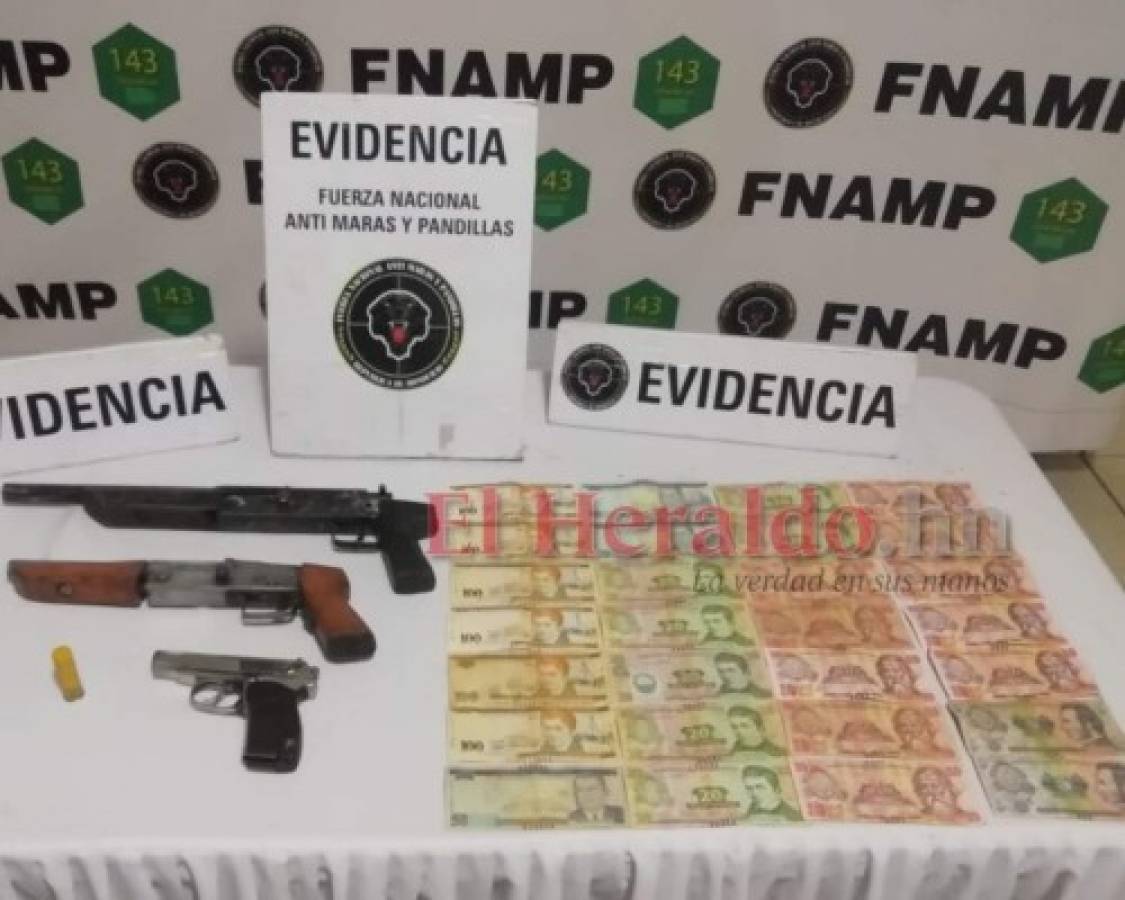 A los detenidos se les decomisaron tres armas de fuego y dinero en efectivo. Foto: Estalin Irías/ EL HERALDO