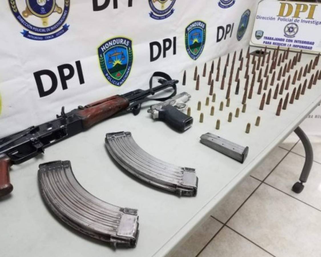 Parte de las armas y proyectiles decomisados al momento de la captura. Foto: Cortesía