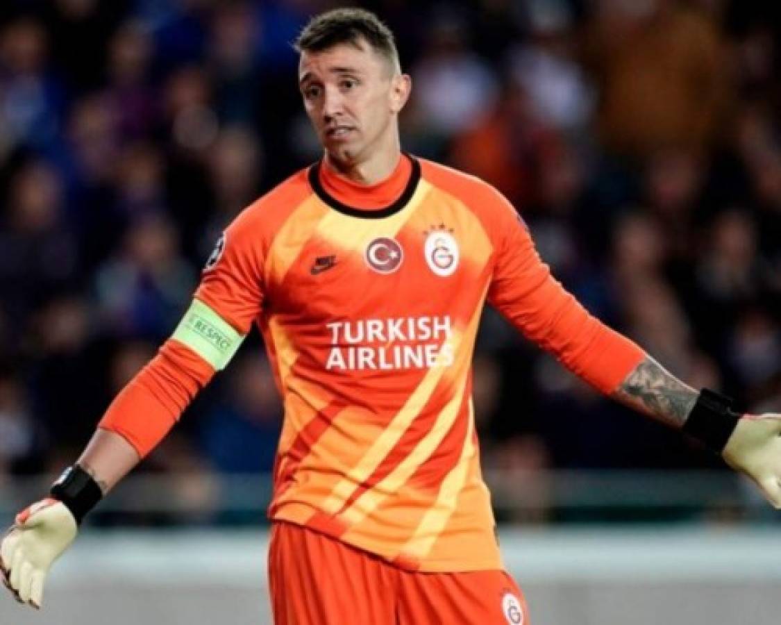 Fernando Muslera sufre una doble fractura de tibia y peroné