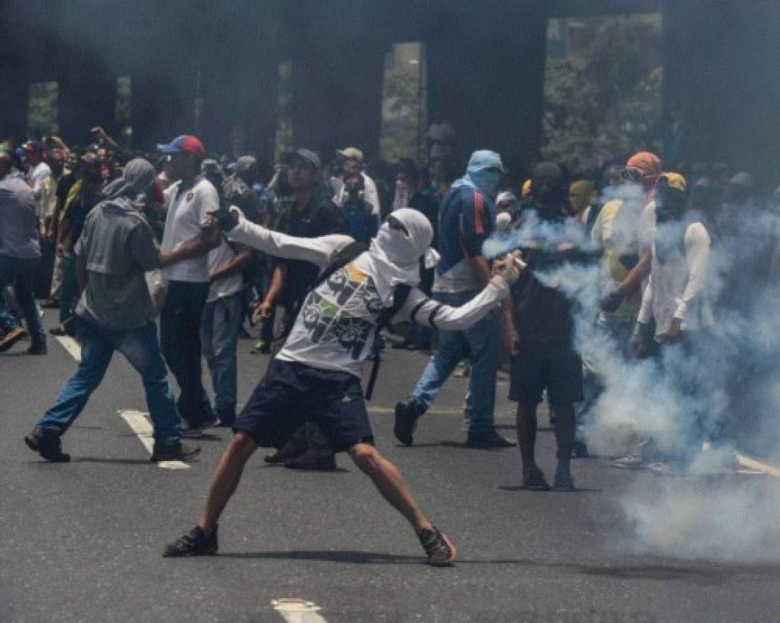 Oposición y chavismo se miden en megamarchas bajo alta tensión en Venezuela