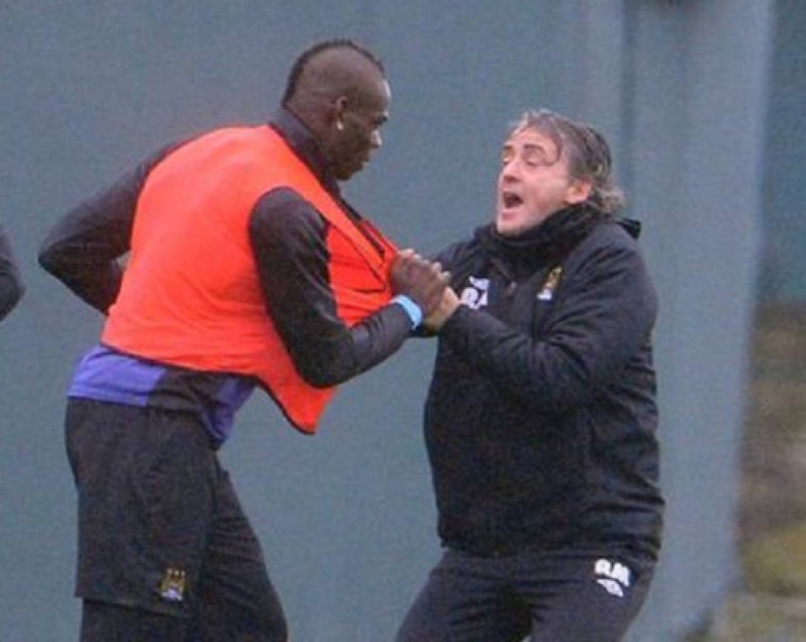 Mancini zarandea a Balotelli en entrenamiento del Manchester City