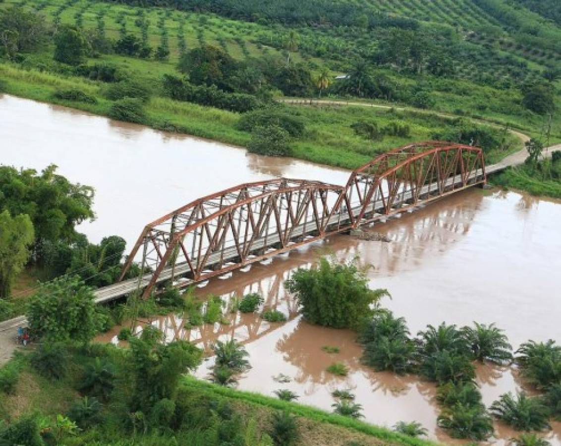 Rescatan tres hondureños víctimas de lluvias