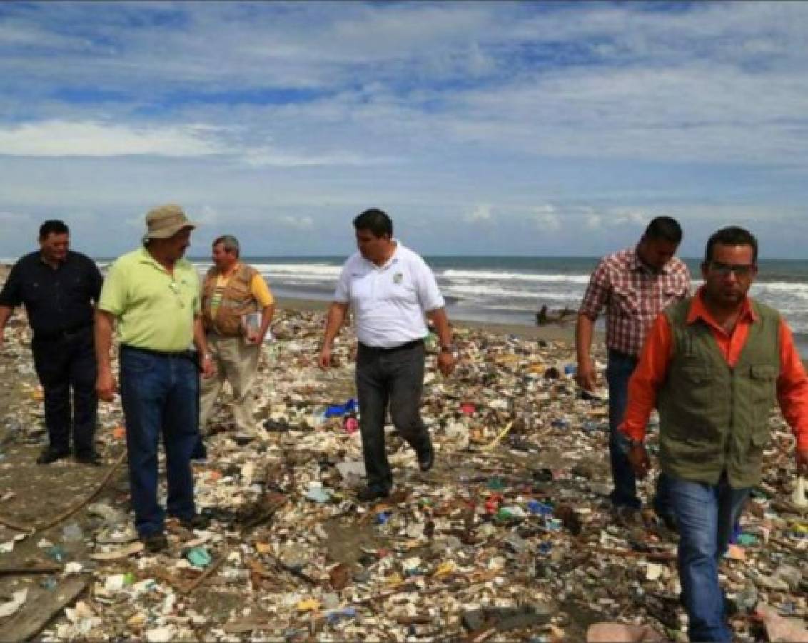 Playa de Omoa se llena de basura procedente de Guatemala