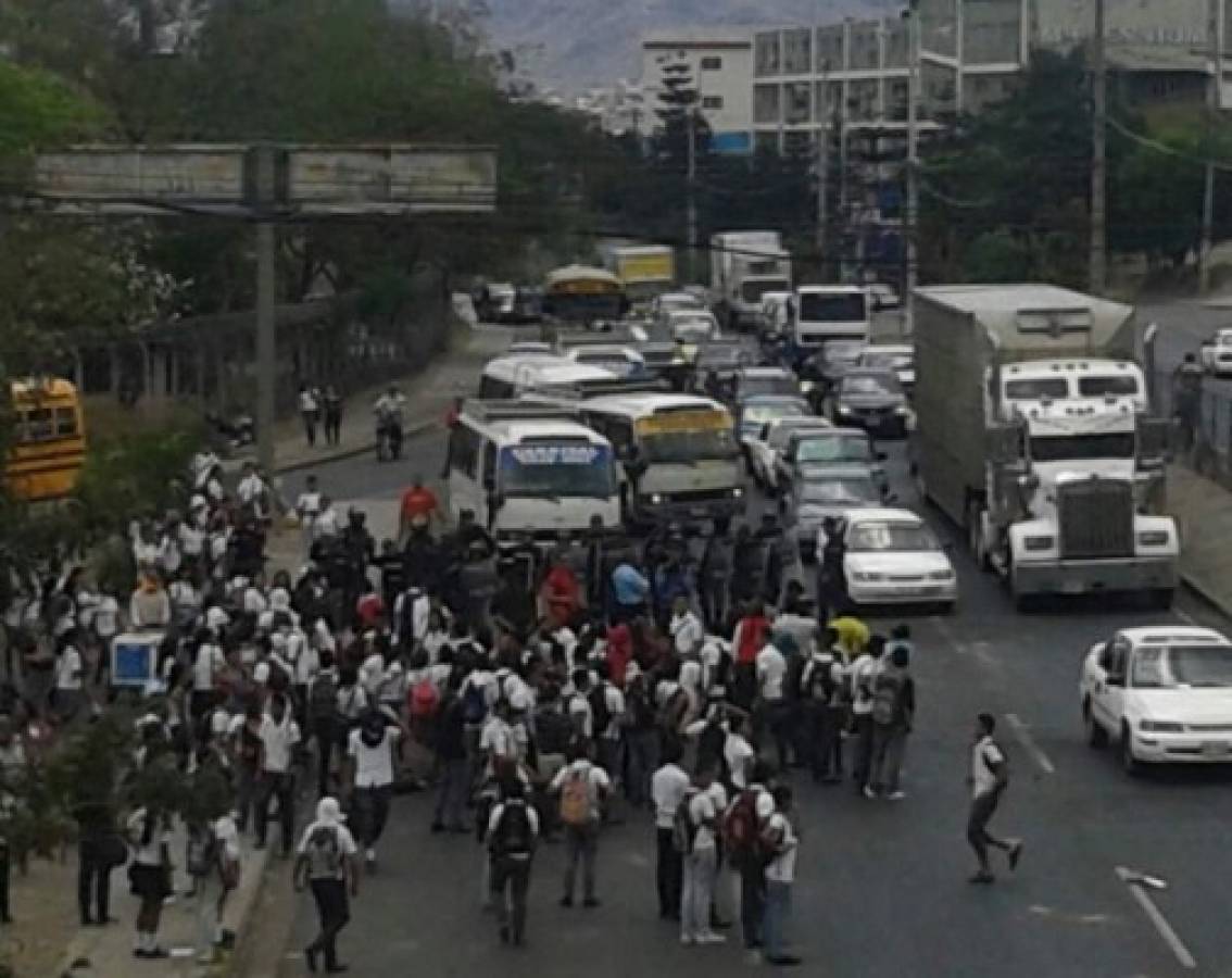 Protesta de estudiantes del Central contra cambio de horario de clases