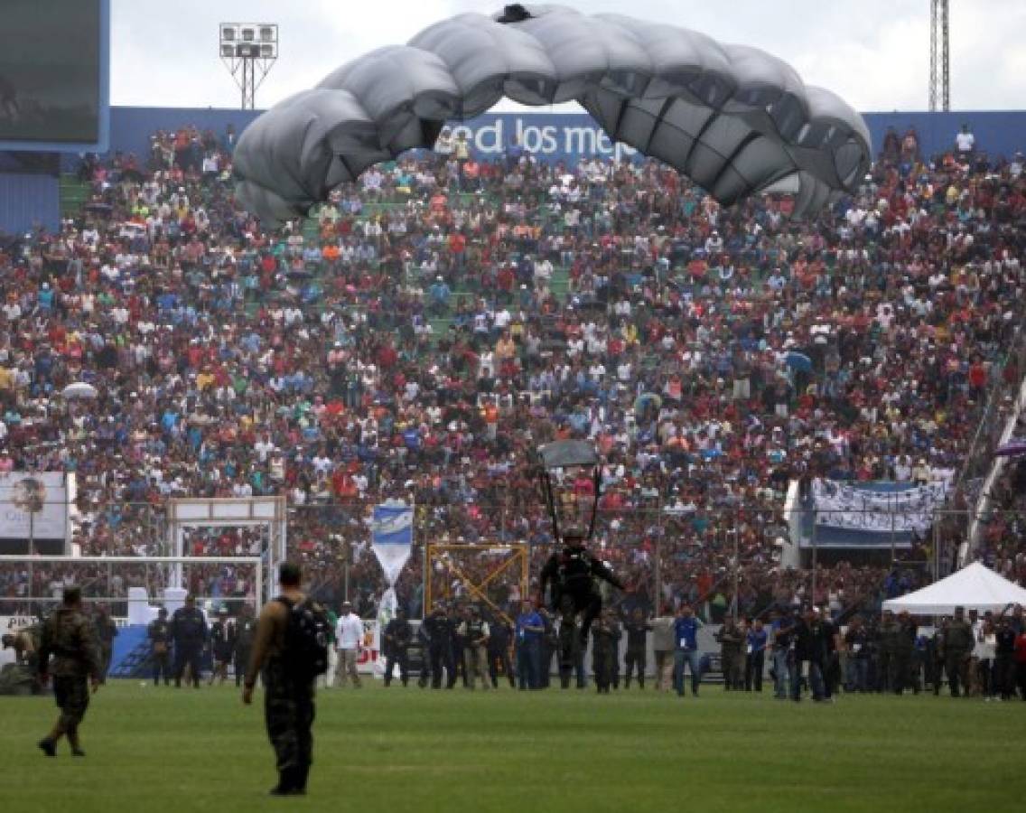 Espectáculo militar puso a vibrar el estadio