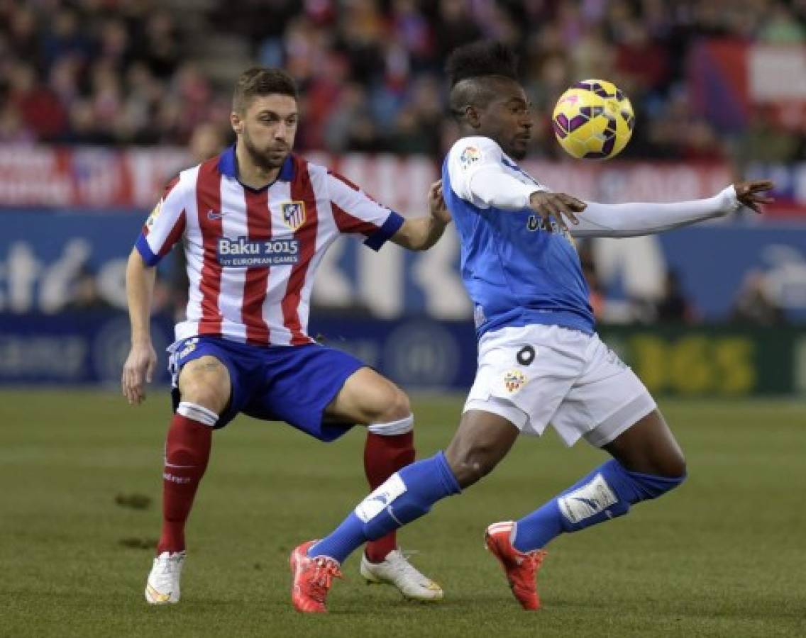 Atlético gana al Almería y recorta desventaja frente al Barça