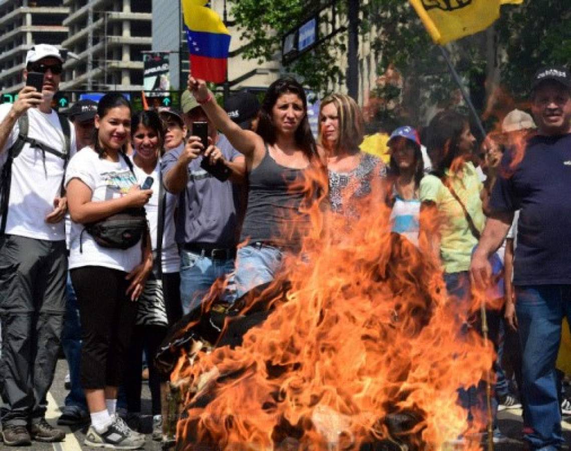 Oposición y chavismo se miden en megamarchas bajo alta tensión en Venezuela