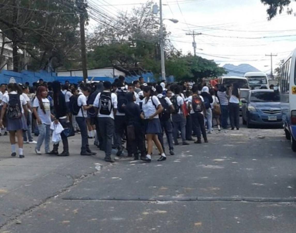 Protesta de estudiantes del Central contra cambio de horario de clases