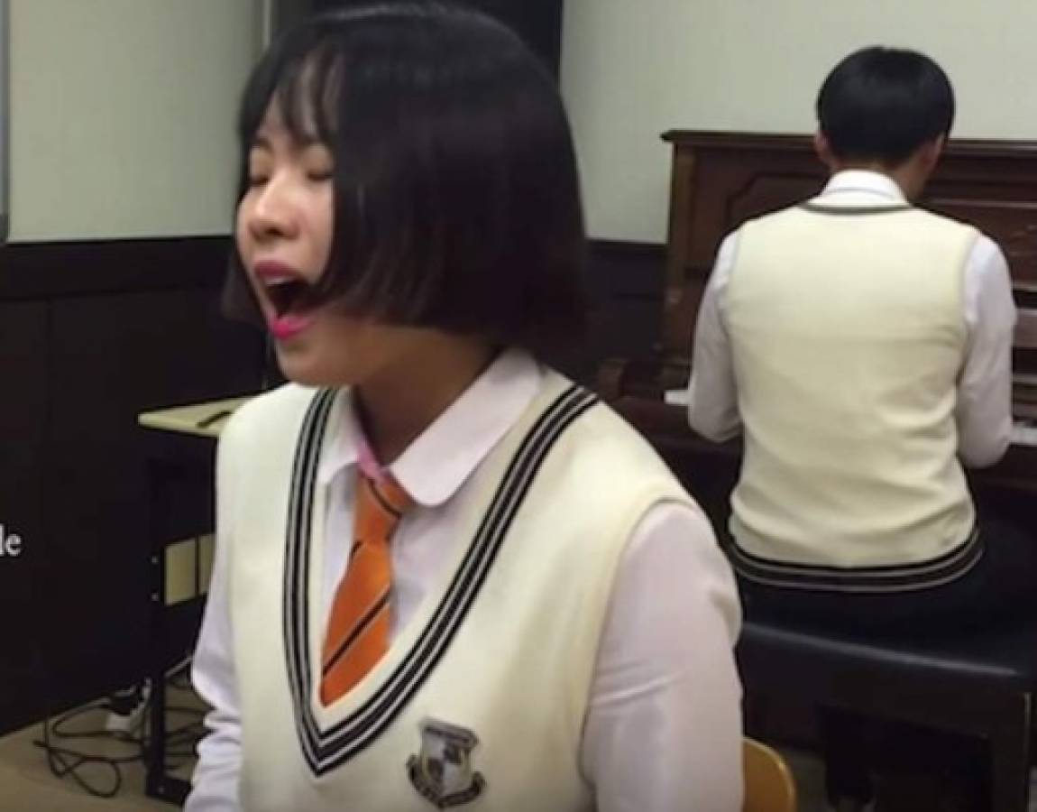 Estudiante coreana canta 'Hello'y hace estremecer a las redes con su voz