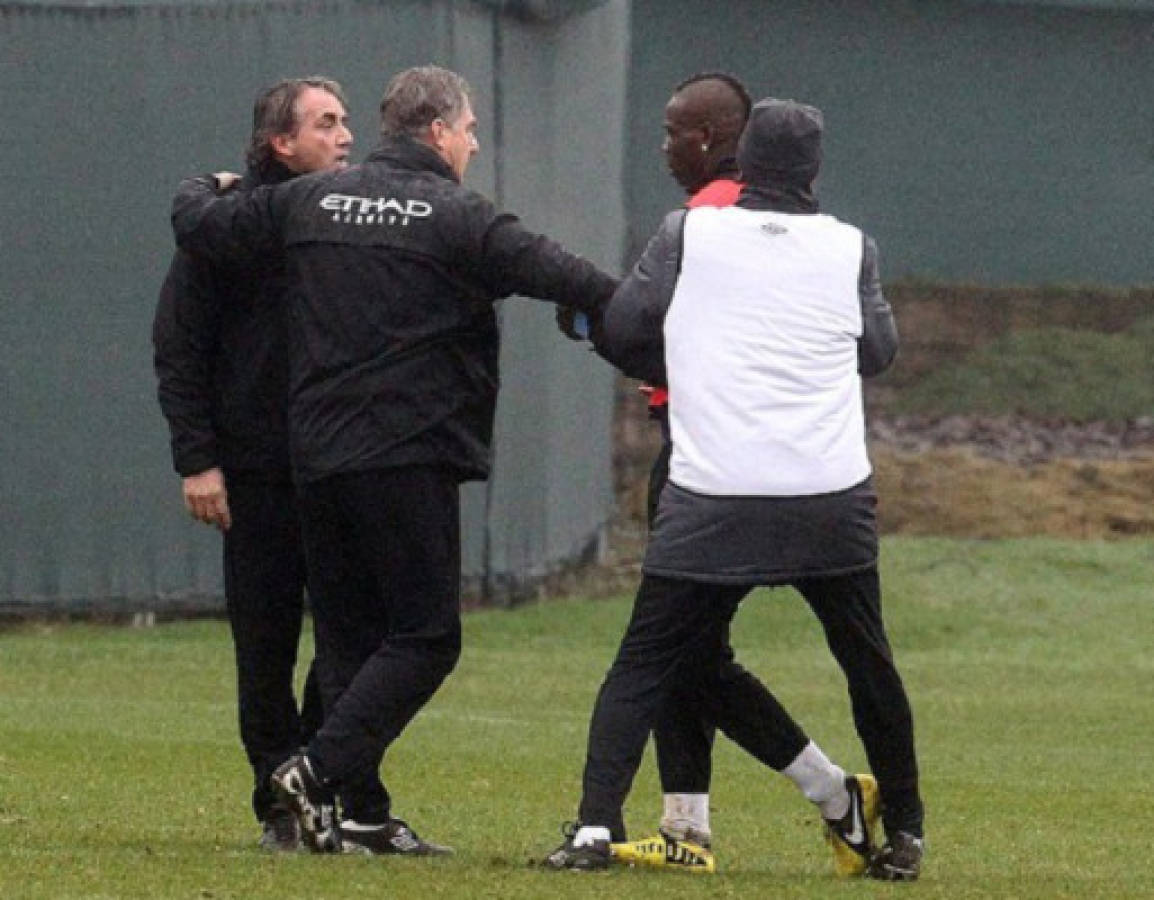 Mancini zarandea a Balotelli en entrenamiento del Manchester City