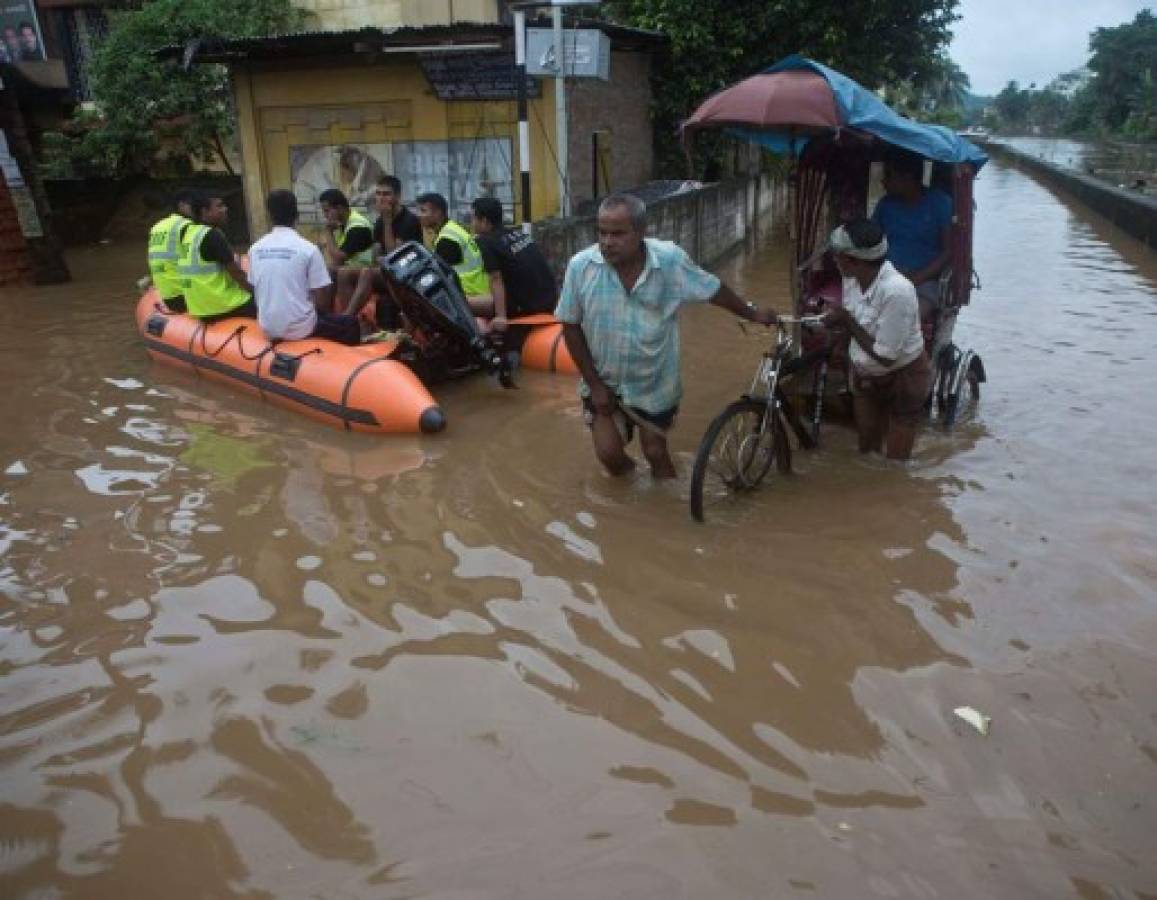 Vuelca bote sobrecargado en India, temen docenas de ahogados