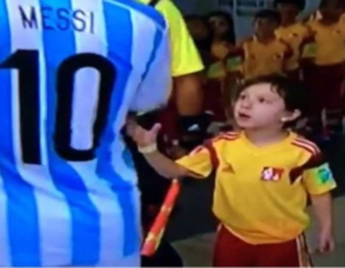 Llueven críticas para Messi por ignorar saludo de un niño