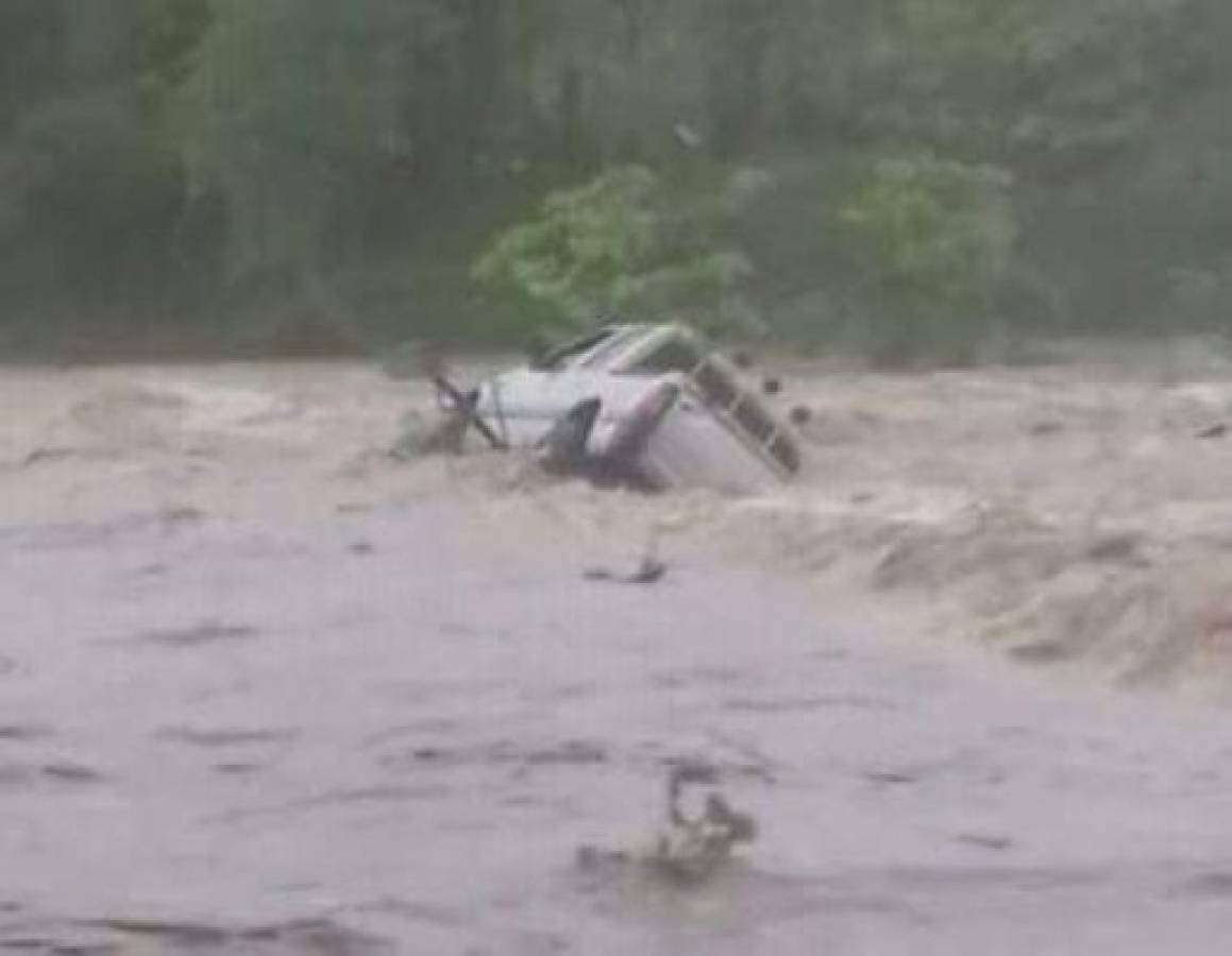 Se salva de milagro familia hondureña tras ser arrastrada dentro de vehículo por río en Colón