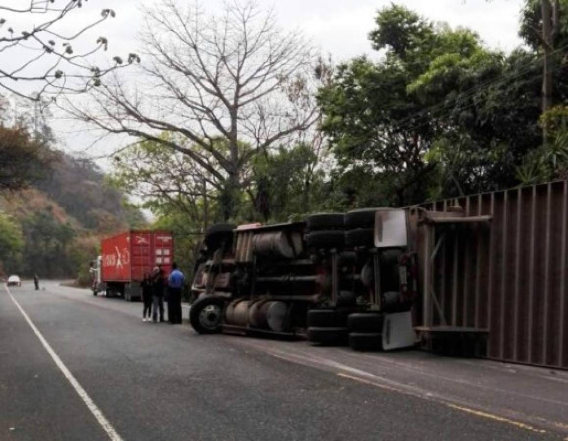 Mujer muere atropellada por rastra en carretera al sur