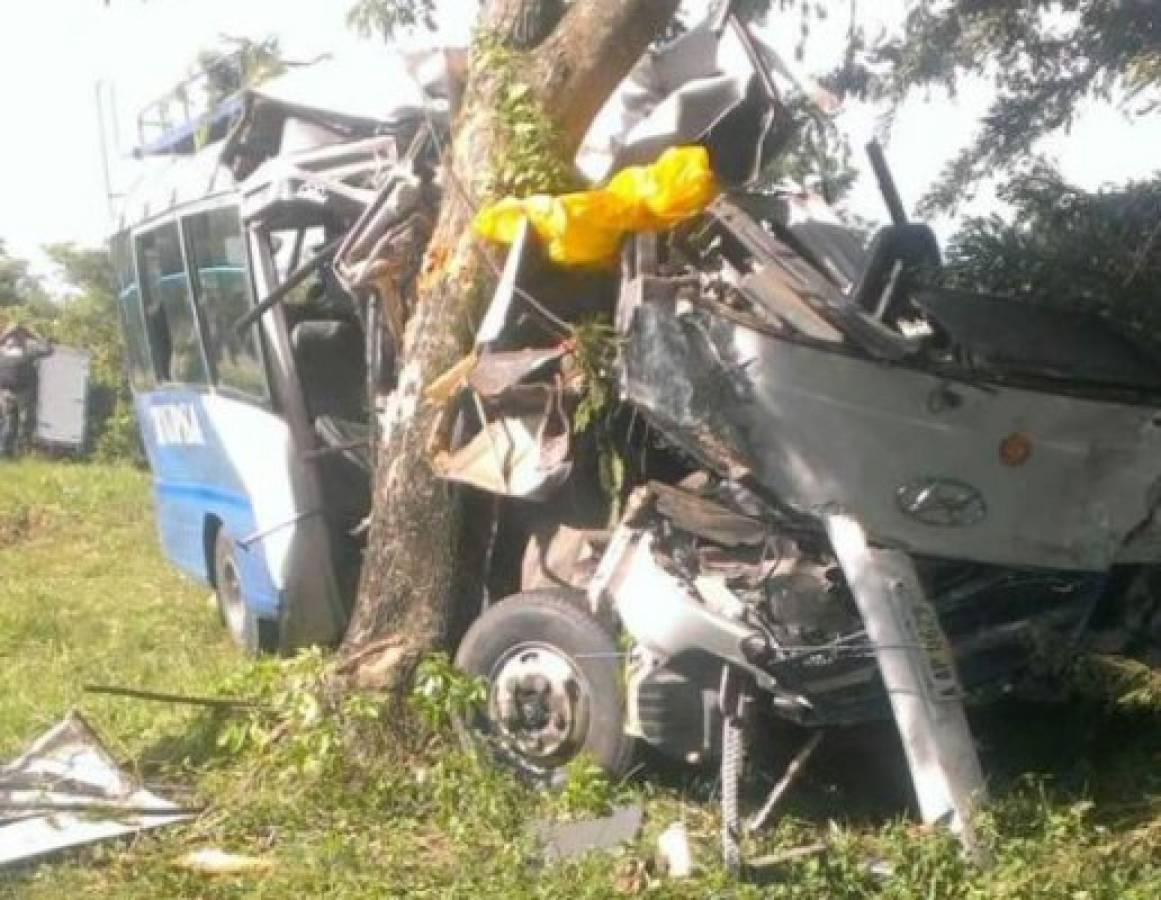 Ocho heridos en accidente de rapidito y motocicleta