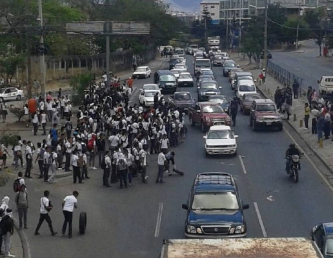 Protesta de estudiantes del Central contra cambio de horario de clases