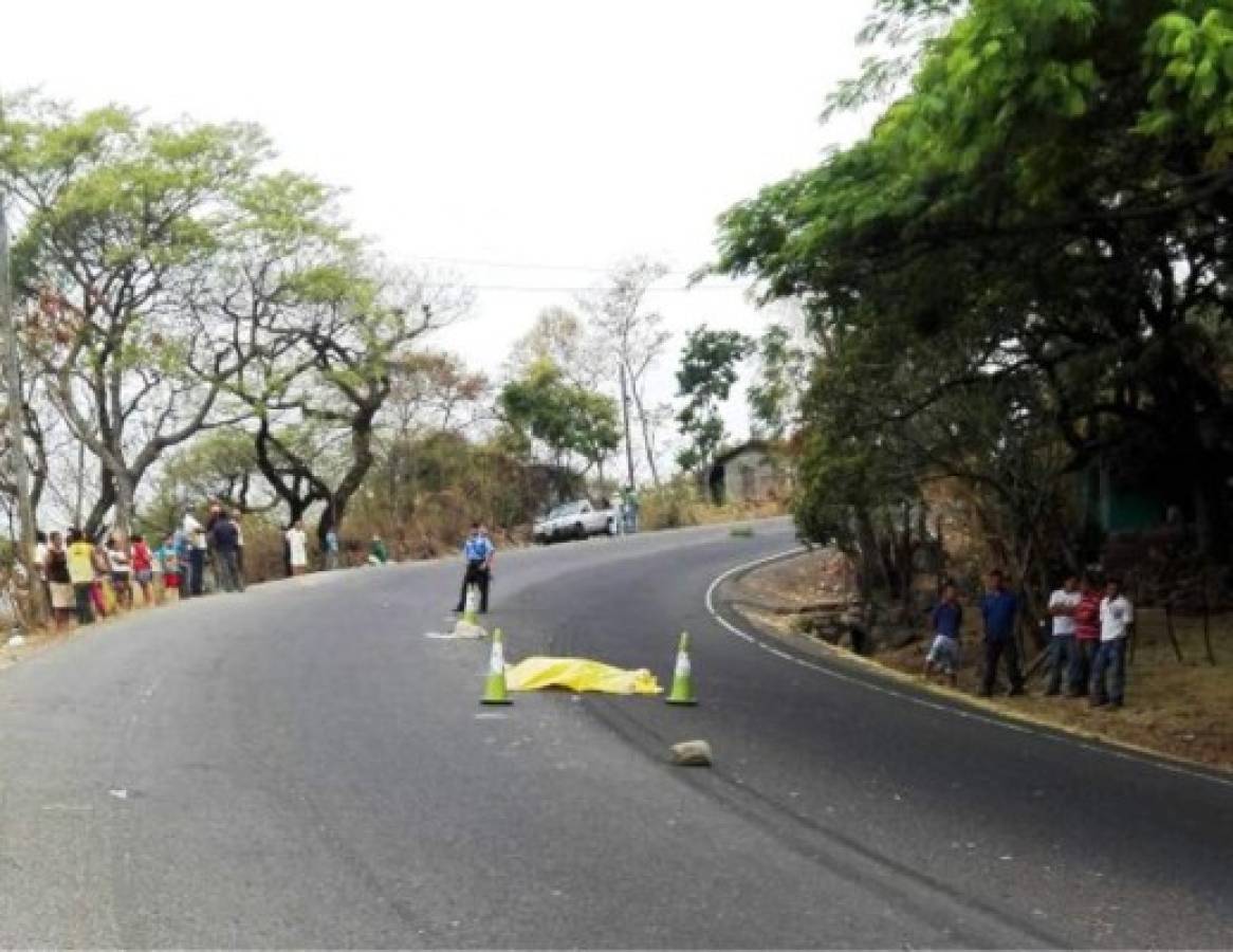 Mujer muere atropellada por rastra en carretera al sur