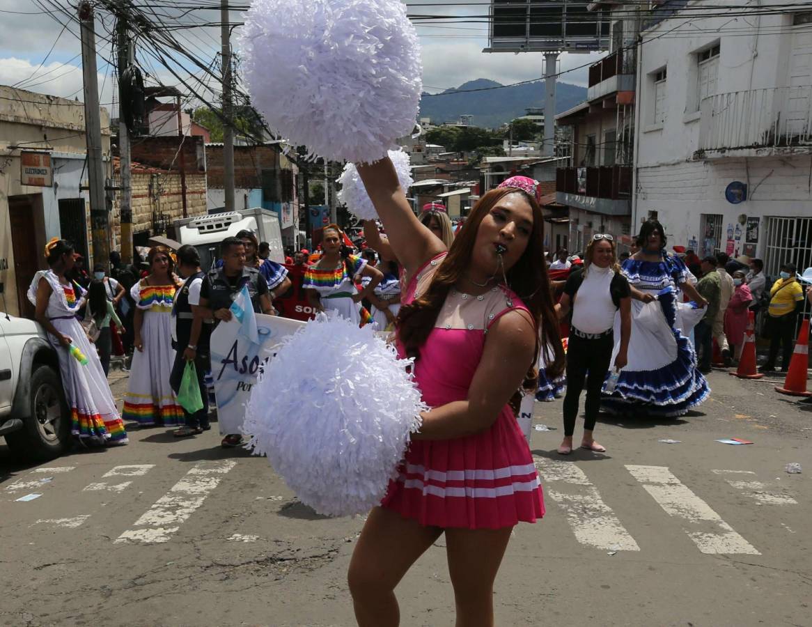 Critican marcha de comunidad LGTBI en desfiles patrios