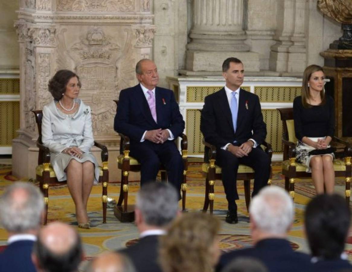 Juan Carlos firma su abdicación como rey de España