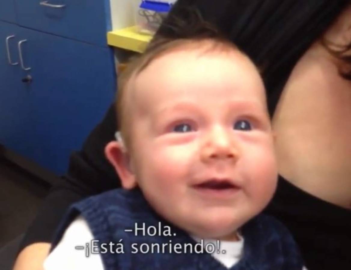 Conmovedor video de un bebé que escucha por primera vez a su mamá