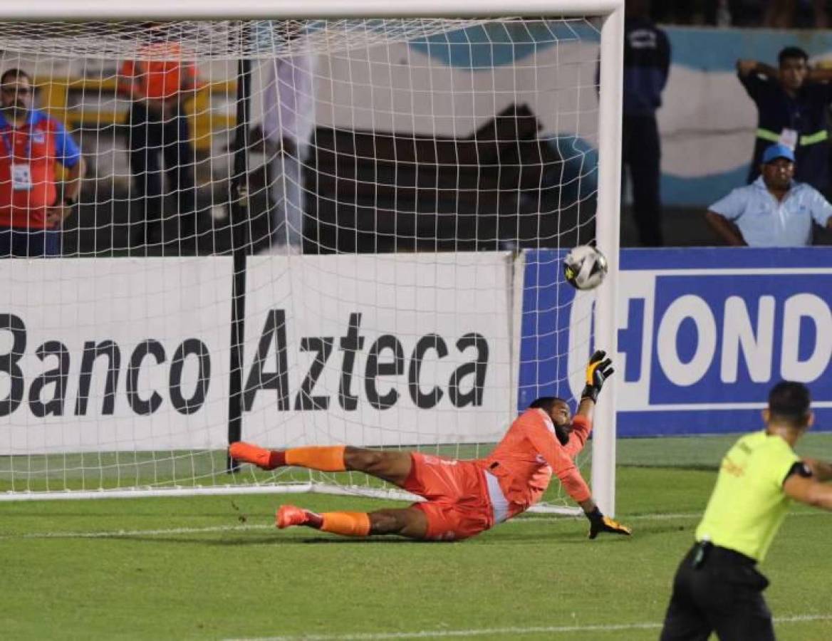 La atajada de Menjívar para rescatar el empate de Olimpia en el clásico capitalino.