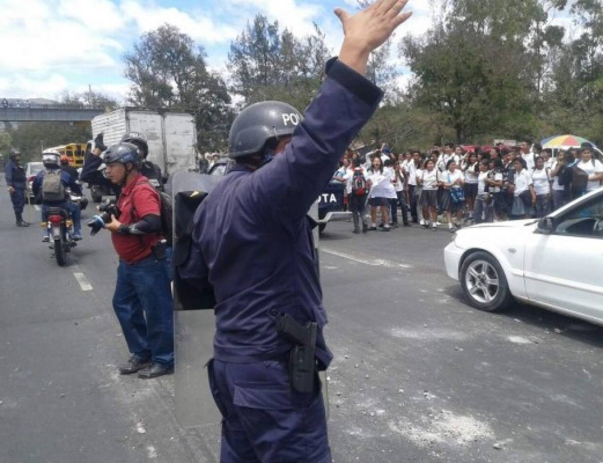 Protesta de estudiantes del Central contra cambio de horario de clases