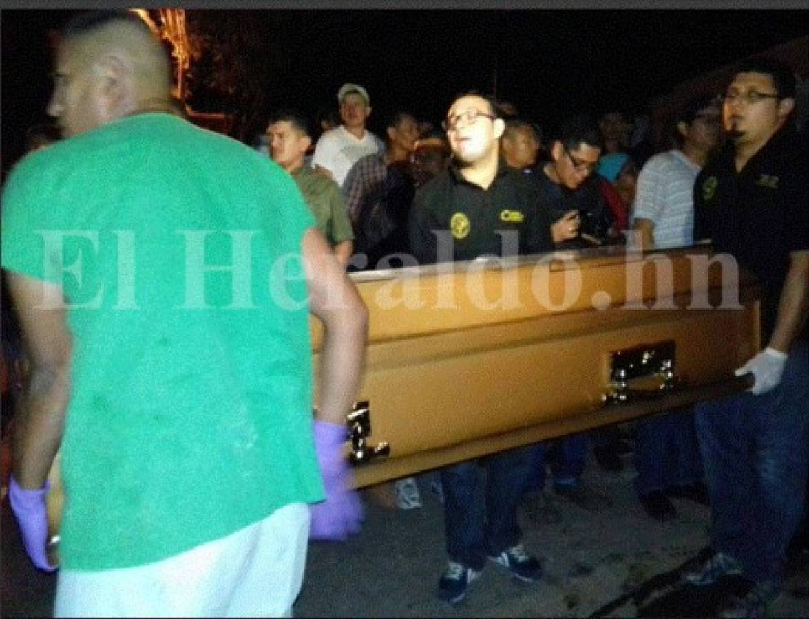 Familiares retiran cuerpos de víctimas de accidente en carretera al sur de Honduras   