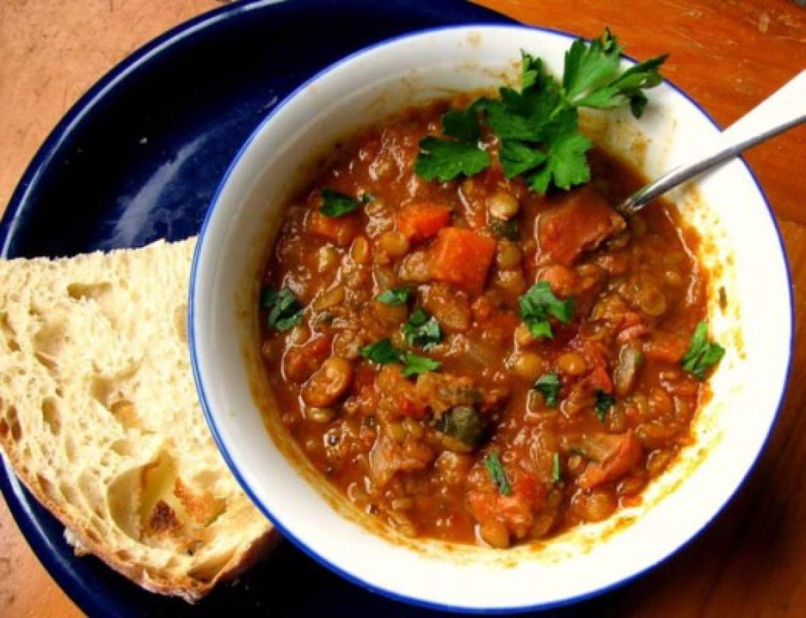 Receta: Sopa de lentejas con chuleta ahumada ¡una opción diferente!