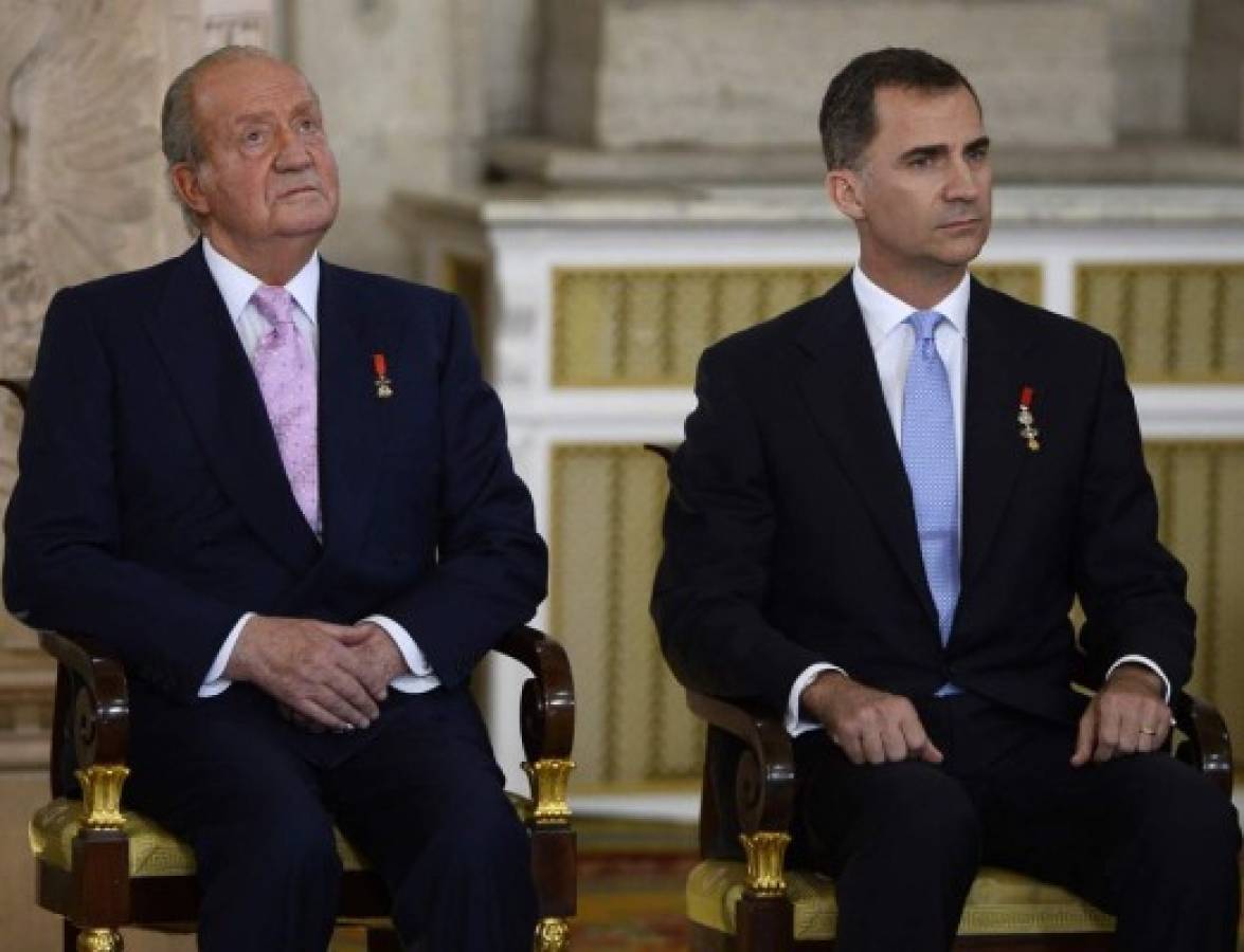 Juan Carlos firma su abdicación como rey de España