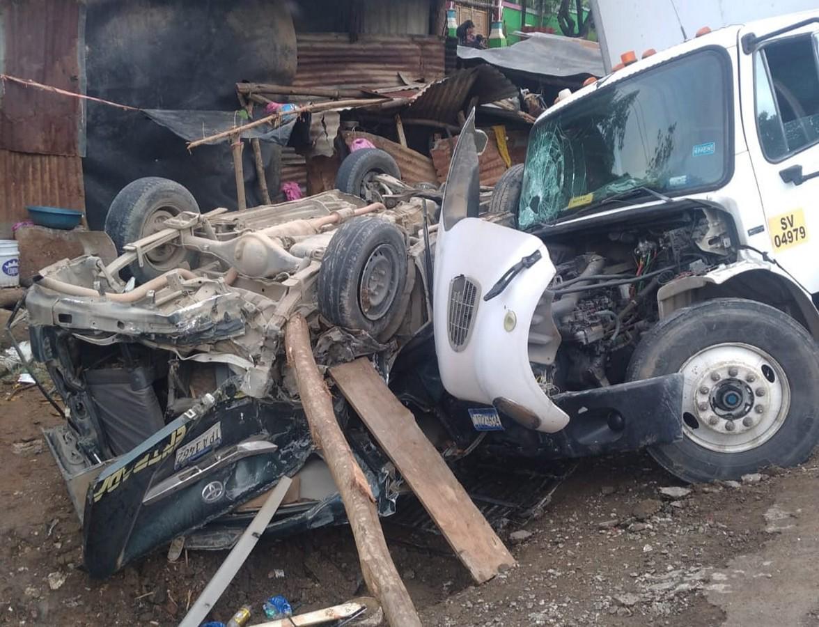 Accidente en Macuelizo deja cuatro heridos, tras choque entre busito y camión