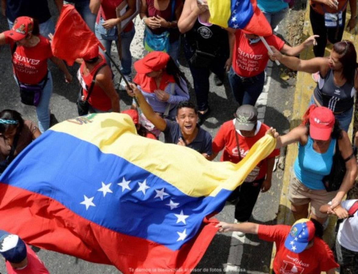 Oposición y chavismo se miden en megamarchas bajo alta tensión en Venezuela