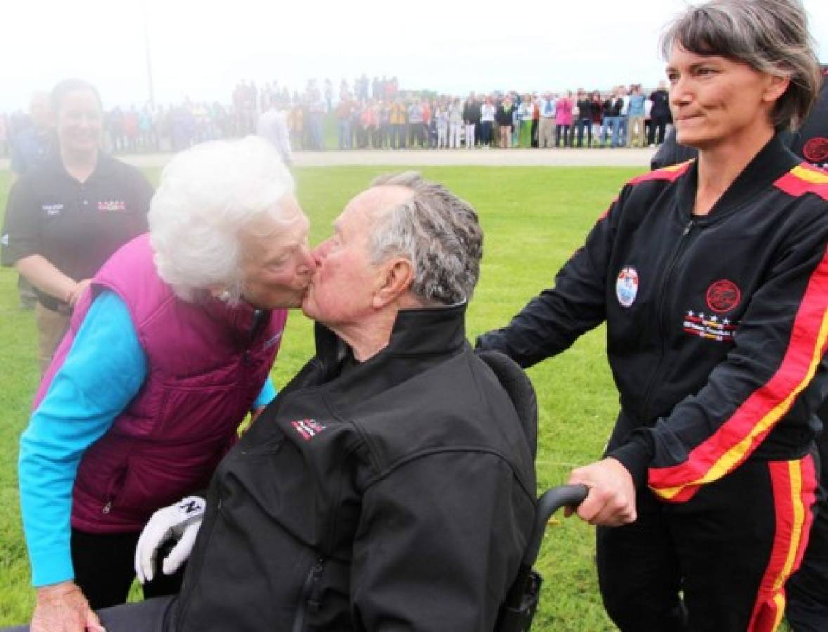 Bush padre salta en paracaídas por 90mo cumpleaños