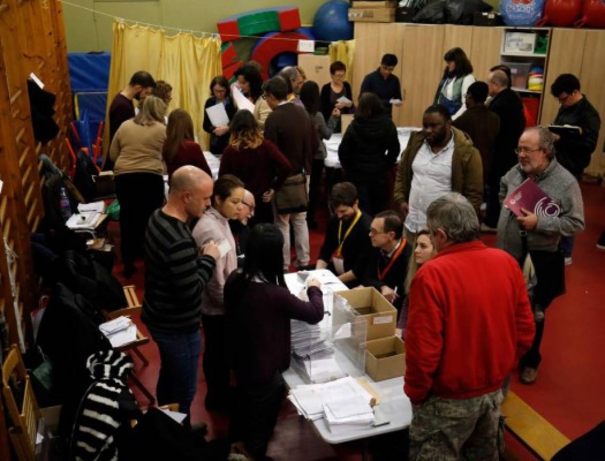 Los catalanes votaron y ahora esperan los resultados electorales   