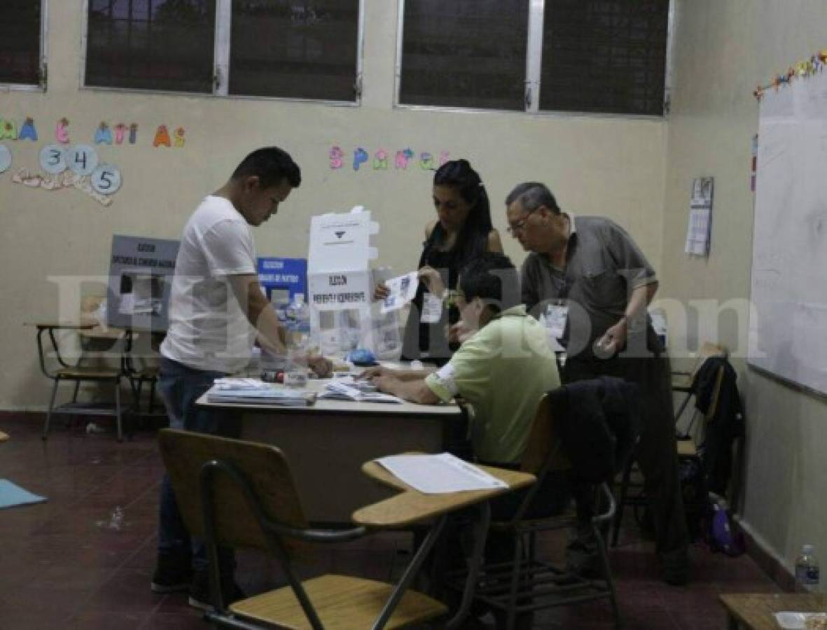 TSE cierra urnas y comienza conteo de votos; a pocos minutos de definir a los candidatos