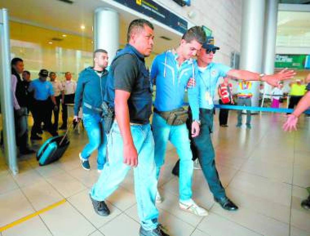 Cinco hombres procedentes de Siria fueron detenidos la noche del martes en la terminal del aeropuertoToncontÃ­n en posesiÃ³n de pasaportes con reporte de robo en Atenas, Grecia.