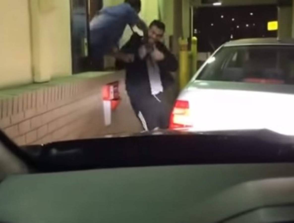 Graban brutal pelea en el autoservicio de un restaurante