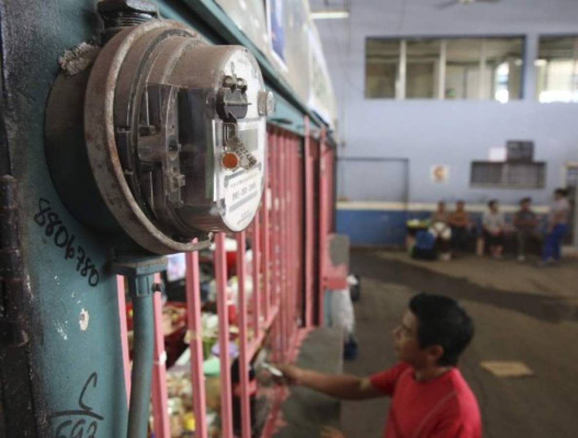 Vendedores de 12 mercados deben pagar por el consumo de energía