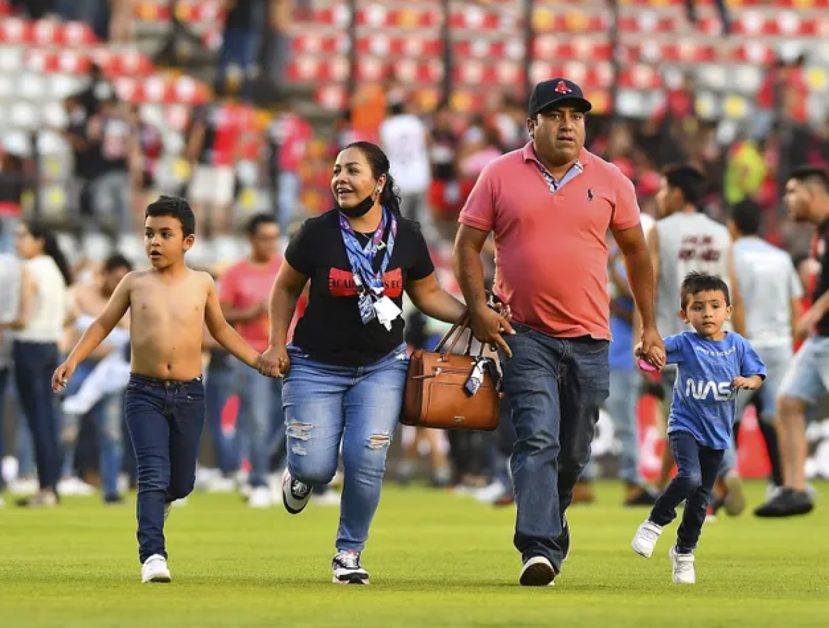 Esta familia ha sido utilizada en gran parte de los medios y redes sociales como imagen para pedir paz en próximos encuentros deportivos.