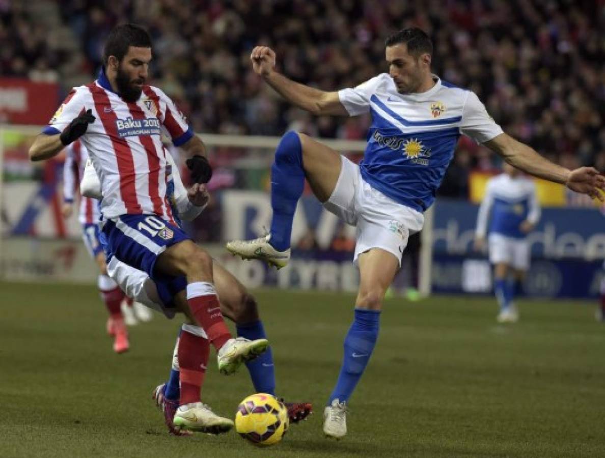 Atlético gana al Almería y recorta desventaja frente al Barça