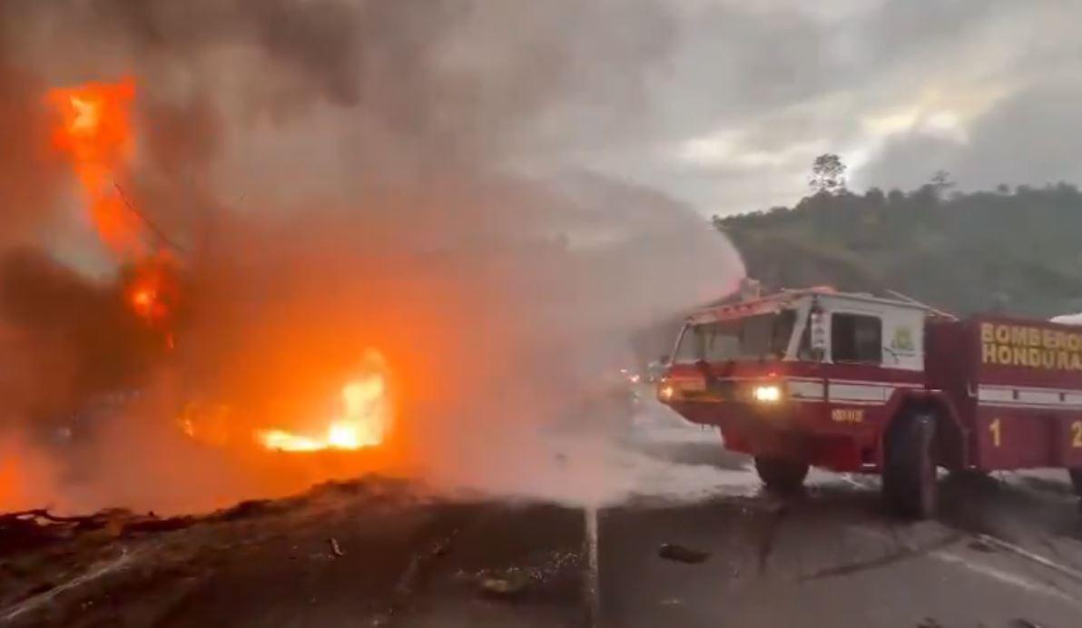 El pavoroso incendio de cisterna tras volcarse donde conductor quedó vivo de milagro