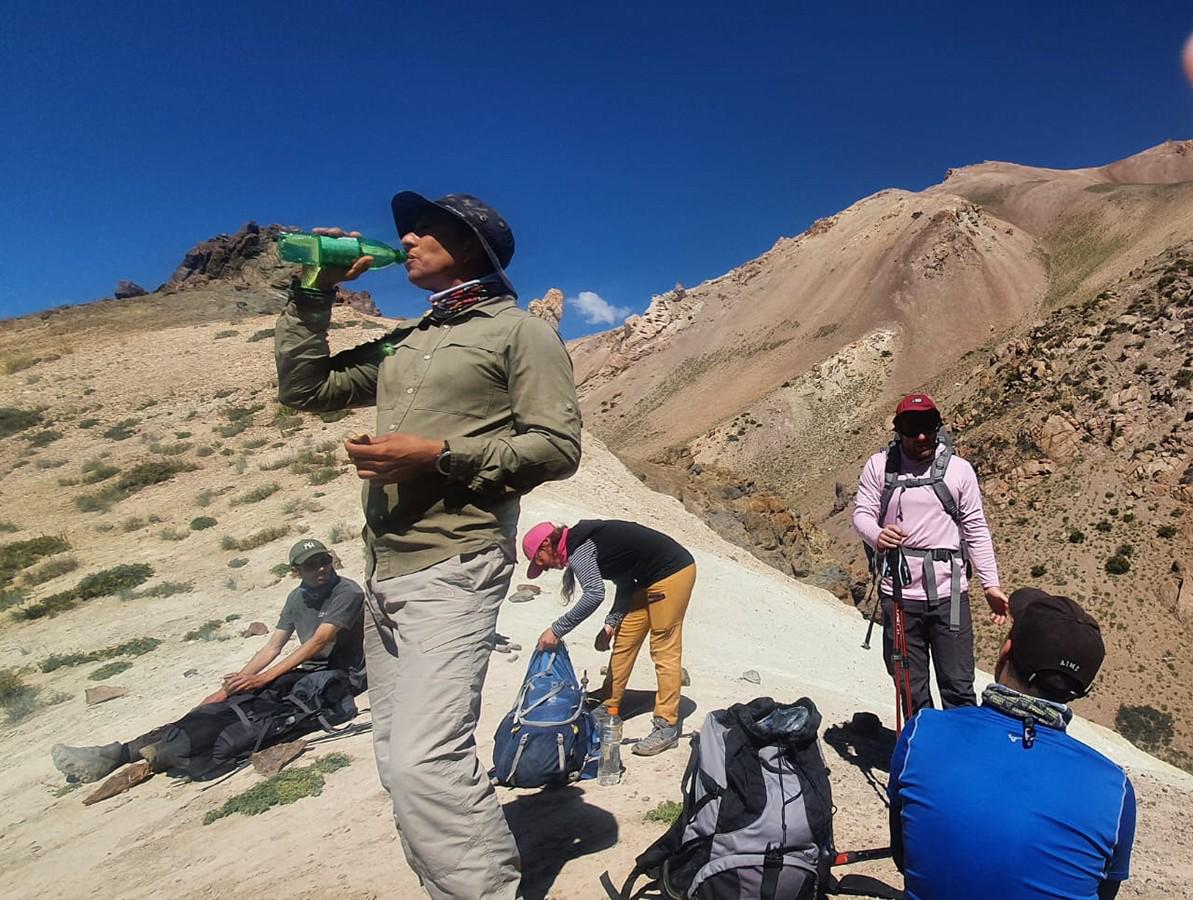 El recorrido está lleno de suelos escarpados, mucha roca suelta, nieve y requiere precisión, sobre todo el Filo del Guanaco, previo a llegar a la cumbre.