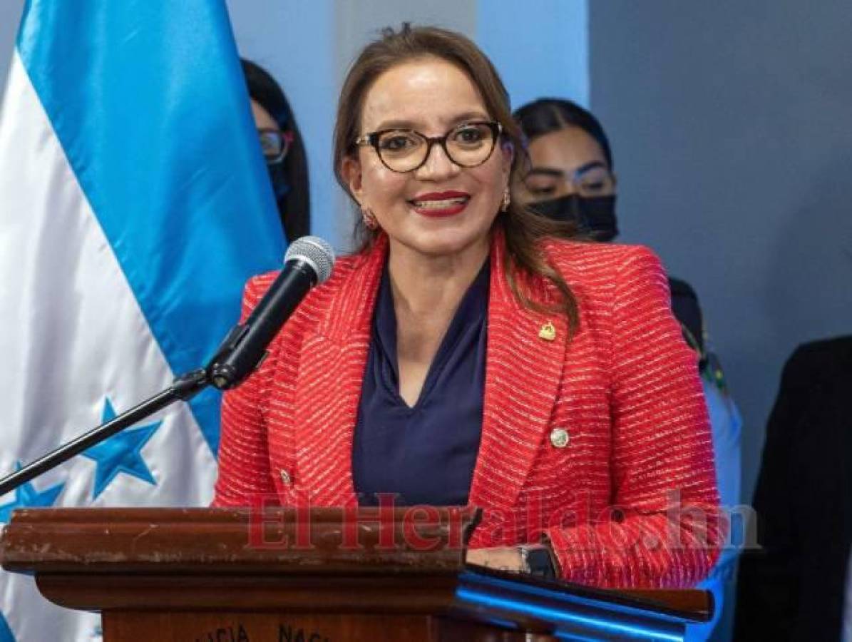 En vuelo comercial viajará Xiomara Castro a toma de posesión de nuevo presidente de Colombia