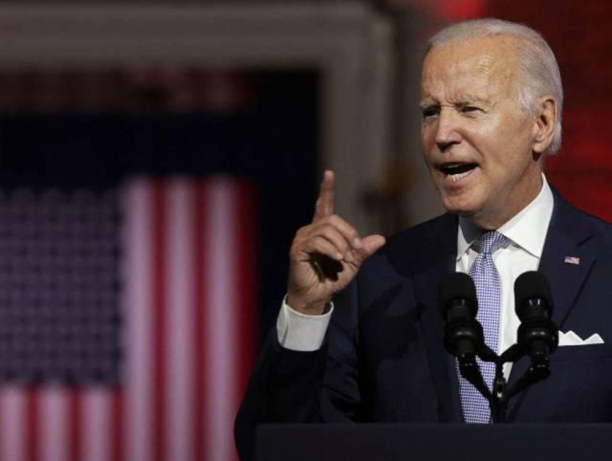 Biden advierte que huracán no es excusa para aumentar precio del combustible