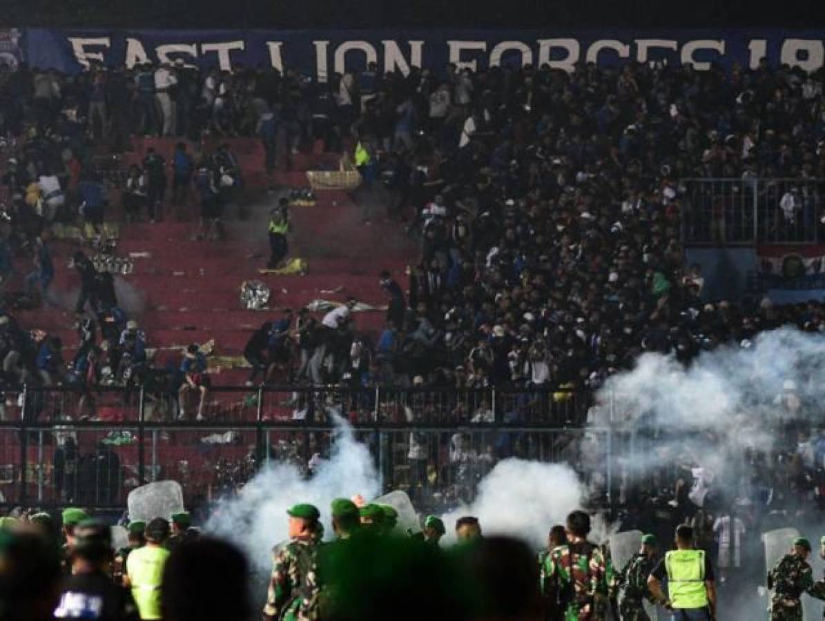 Seis acusaciones tras estampida humana en estadio en Indonesia