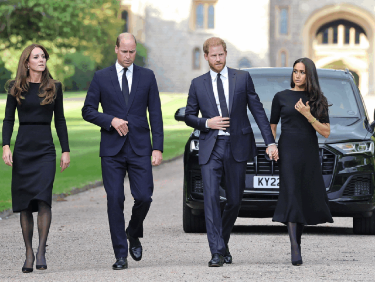 Kate, William, Harry y Meghan caminan juntos en Windsor.