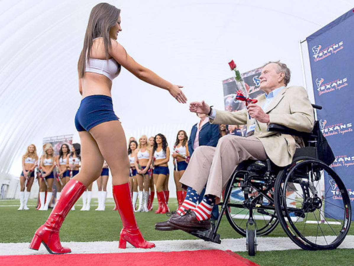 FOTOS: George Bush padre se reanima con bellas porristas