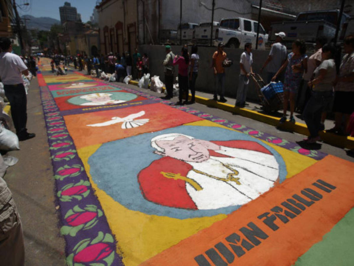 FOTOS: Alfombras llenan de color Tegucigalpa