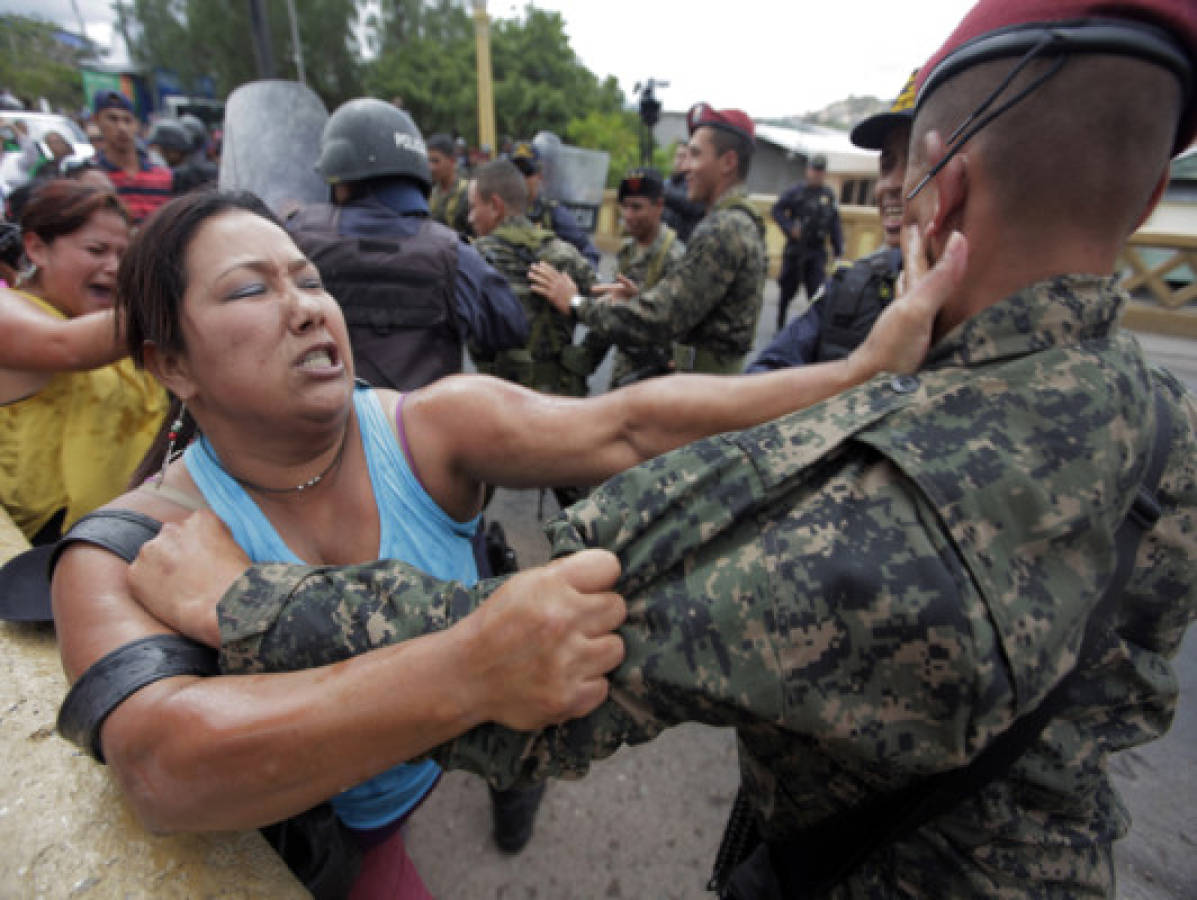 Mujeres son agredidas mientras protestaban